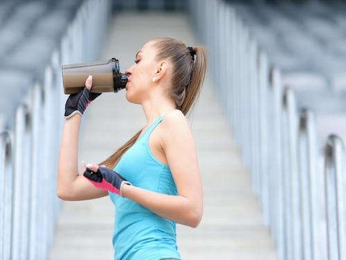 Czy kobiety powinny pić białko serwatkowe po treningu?